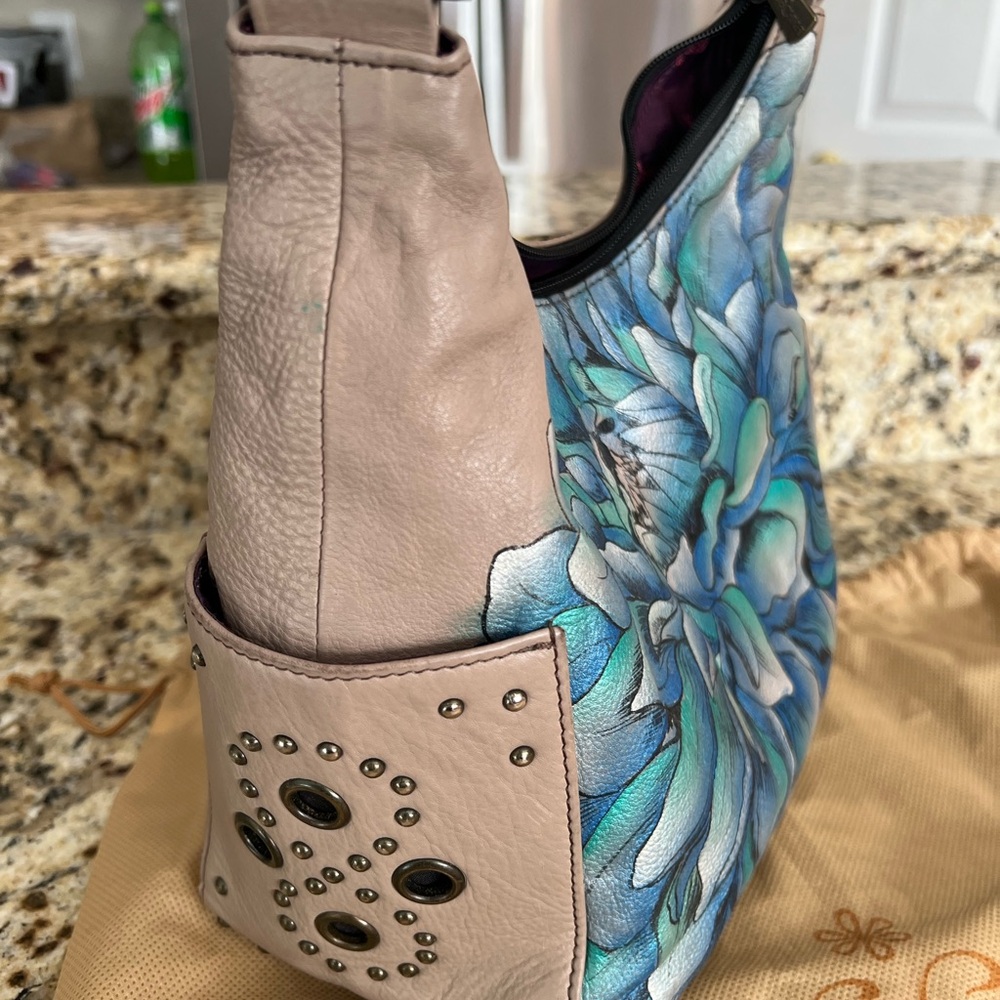 Anuschka medium size shoulder hobo.